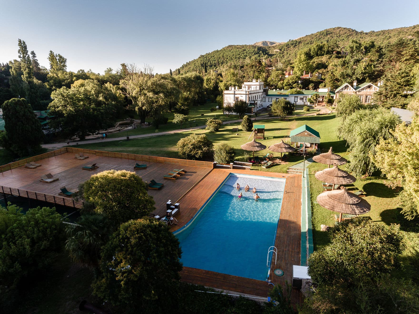 Jardines, pileta y parque del Hostal Cruz Chica, escenario para eventos