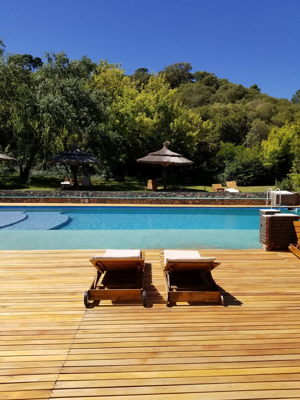 Pileta climatizada y zona de spa del hostal